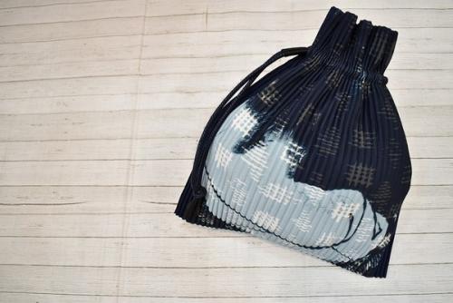 イッセイミヤケISSEY MIYAKE バイカラーシワプリーツ巾着ポーチ