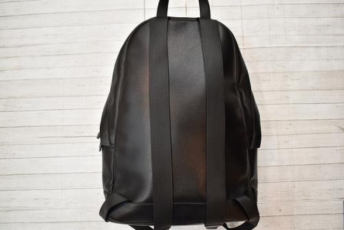 バレンシアガのパンチングロゴバックパック