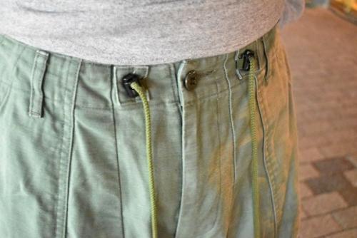 ニードルスのヒザデルパンツ