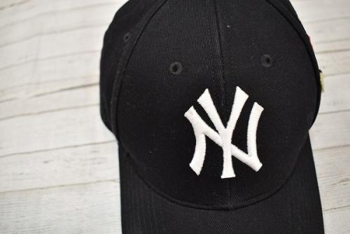 グッチ×ニューエラのバタフライ刺繍ベースボールキャップ