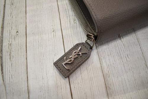 サンローランパリのラウンドファスナーウォレット