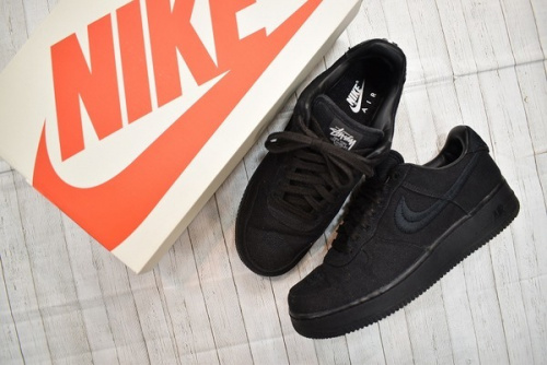 レアアイテムのNIKE × STUSSY