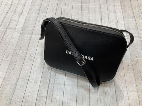 バレンシアガのエブリデイカメラバッグ