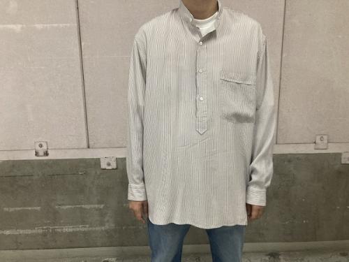 コモリのシルクプルオーバーシャツ