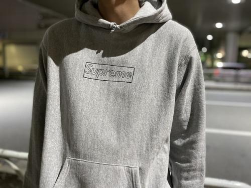 KAWS Chalk Logo Hooded Sweatshirtのレアアイテム
