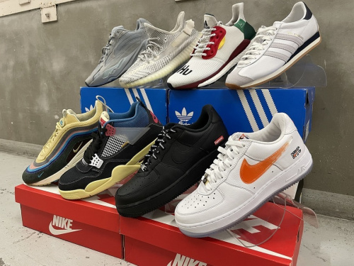 スニーカーのNIKE、adidas