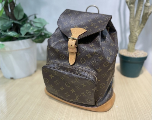 ラグジュアリーブランドのLOUIS VUITTON 　