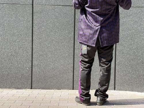 サイドライントラックパンツのナローパンツ