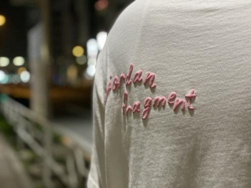 TRAVIS SCOTTのトリプルネームTシャツ