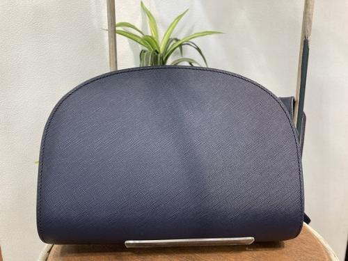 アーペーセーのハーフムーンショルダーバッグ