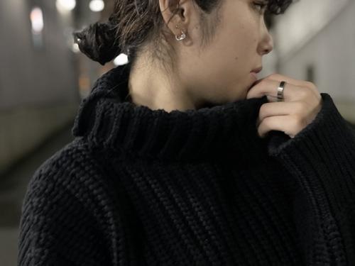 オティのオリジナルタートルネックニット