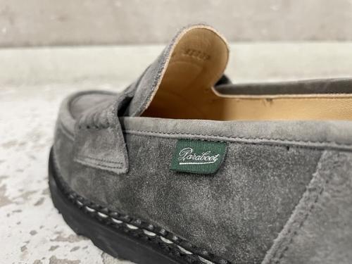 REIMSのスウェードローファー