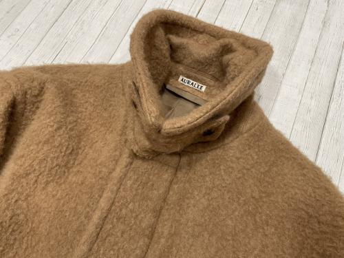 オーラリーのベビーキャメルブラッシュドブルゾン