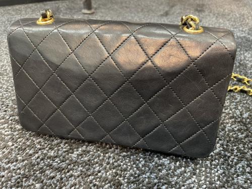 シャネルのミニマトラッセ19チェーンショルダーバッグ