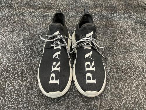 プラダのフロントロゴニットファブリックローカットスニーカー