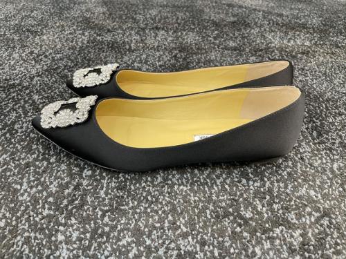 マノロブラニクのハンギシフラットパンプス