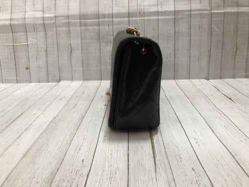 シャネルのマトラッセラムスキンチェーンショルダーバッグ