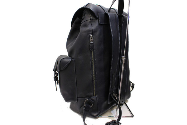 肉厚なグローブレザーを使用したCOACH コーチのゴッサム バックパック