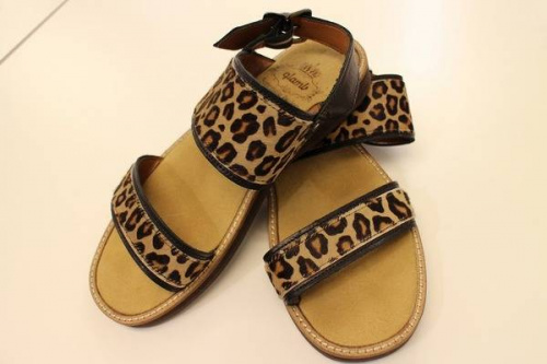 Glambのサンダル