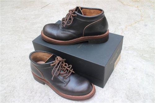 ワークブーツのプレーントゥ