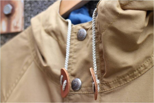 アウトドアのマウンテンパーカー