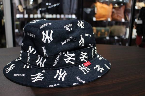 バケットハットのピンクパンサー