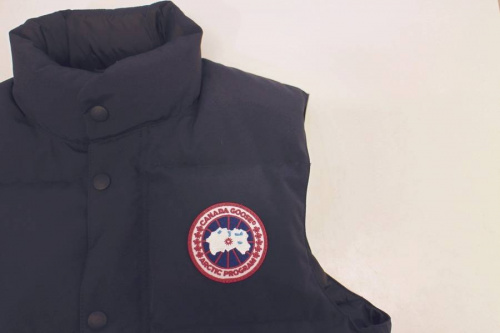 カナダグースのダウンベスト