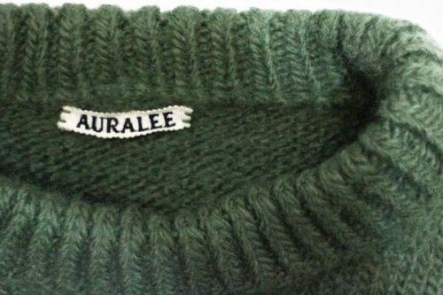 オーラリーのニット