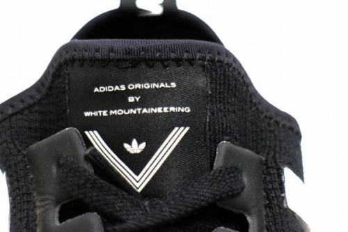 ホワイトマウンテニアリングのスニーカー