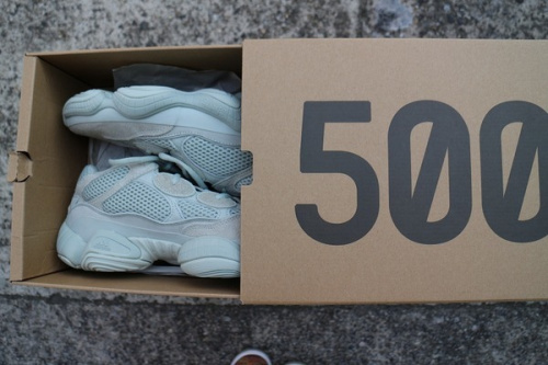 アディダスのYEEZY DESERT RAT 500