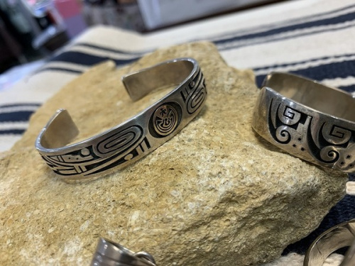 バングルのメンズアクセサリー