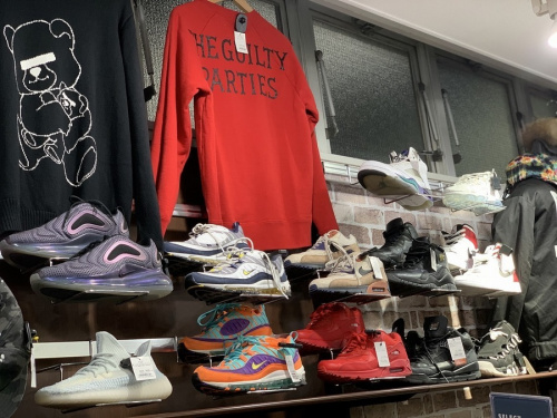 店舗からのお知らせのスニーカー