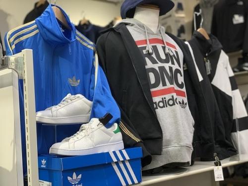 adidasのアディダス