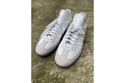 アディダスのスニーカー