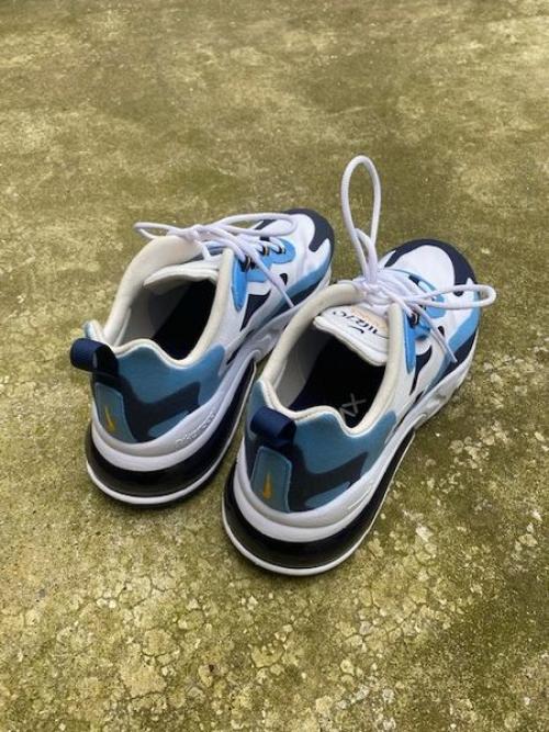 ナイキのローカットスニーカー　AIR MAX 270 React