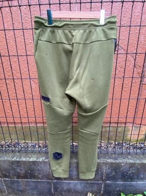 ナイキのテックフリースパンツ　921841-331