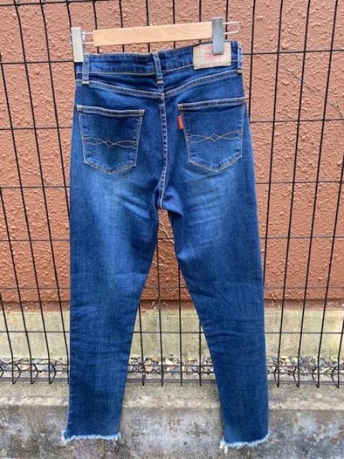 アングリッドのテーパードデニムパンツ　切りっぱなし