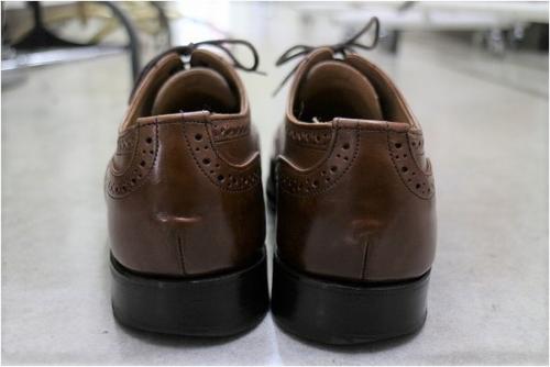 トリッカーズのメダリオンシューズ