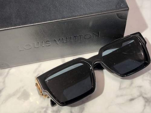 ラグジュアリーブランドのLOUIS VUITTON 　