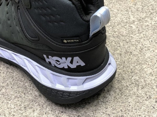 スニーカーのHOKAONEONE