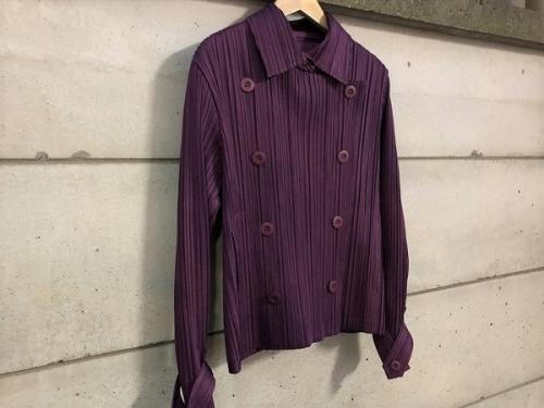 ジャケットのブラウス