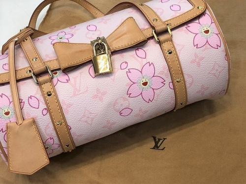 ラグジュアリーブランドのLOUIS VUITTON 　