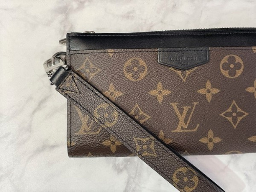 ラグジュアリーブランドのLOUIS VUITTON 　