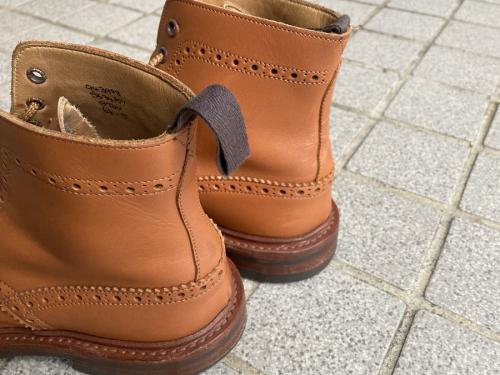 トリッカーズのブーツ
