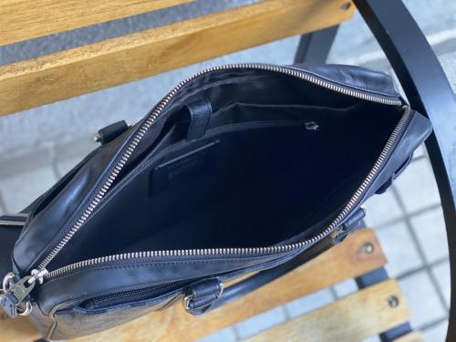 ブリーフケースのビジネスバッグ