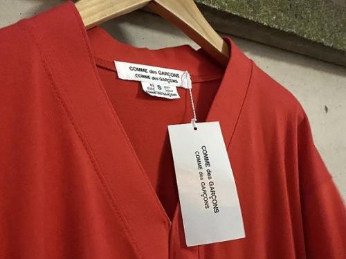 カーディガンのコムコム