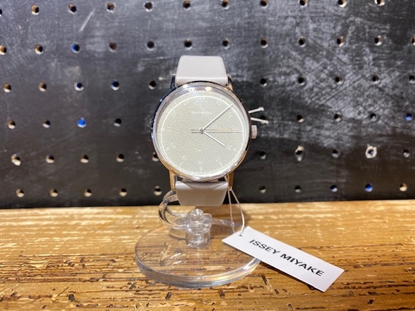 【イッセイミヤケ】シルバー　光沢あり　シワ加工 ISSEI MIYAKE / イッセイ ミヤケ × 岩崎一郎よりコラボリストウォッチ