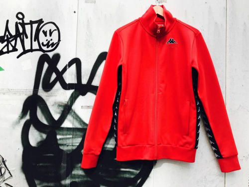 トップスのトラックジャケット