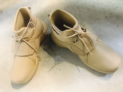 プーマのスニーカー