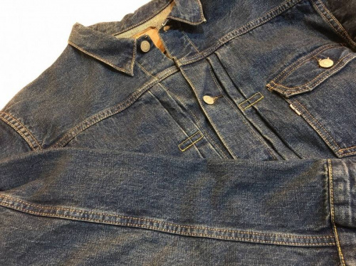 トップスのデニムジャケット
